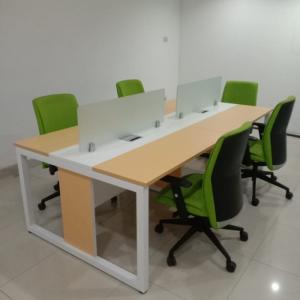 Meja uno partisi kantor workstation staf 4 orang seater kaca metal